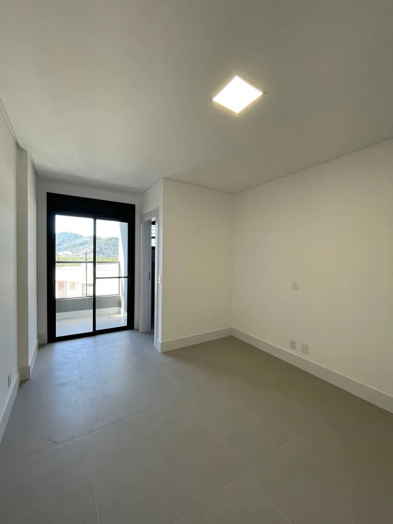 Balcony with a grill in a 3-bedroom apartment, 131 m² — photo 23