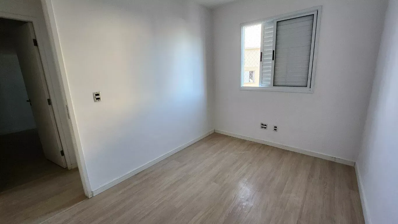 Wood or laminate floors in a 2-bedroom apartment, 53 m² — photo 19