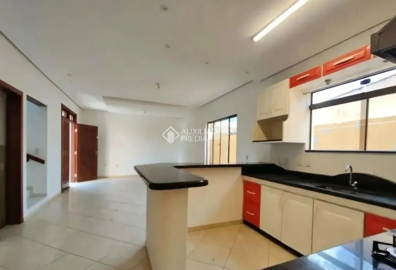 House with 3 bedrooms and open-plan kitchen — photo 3