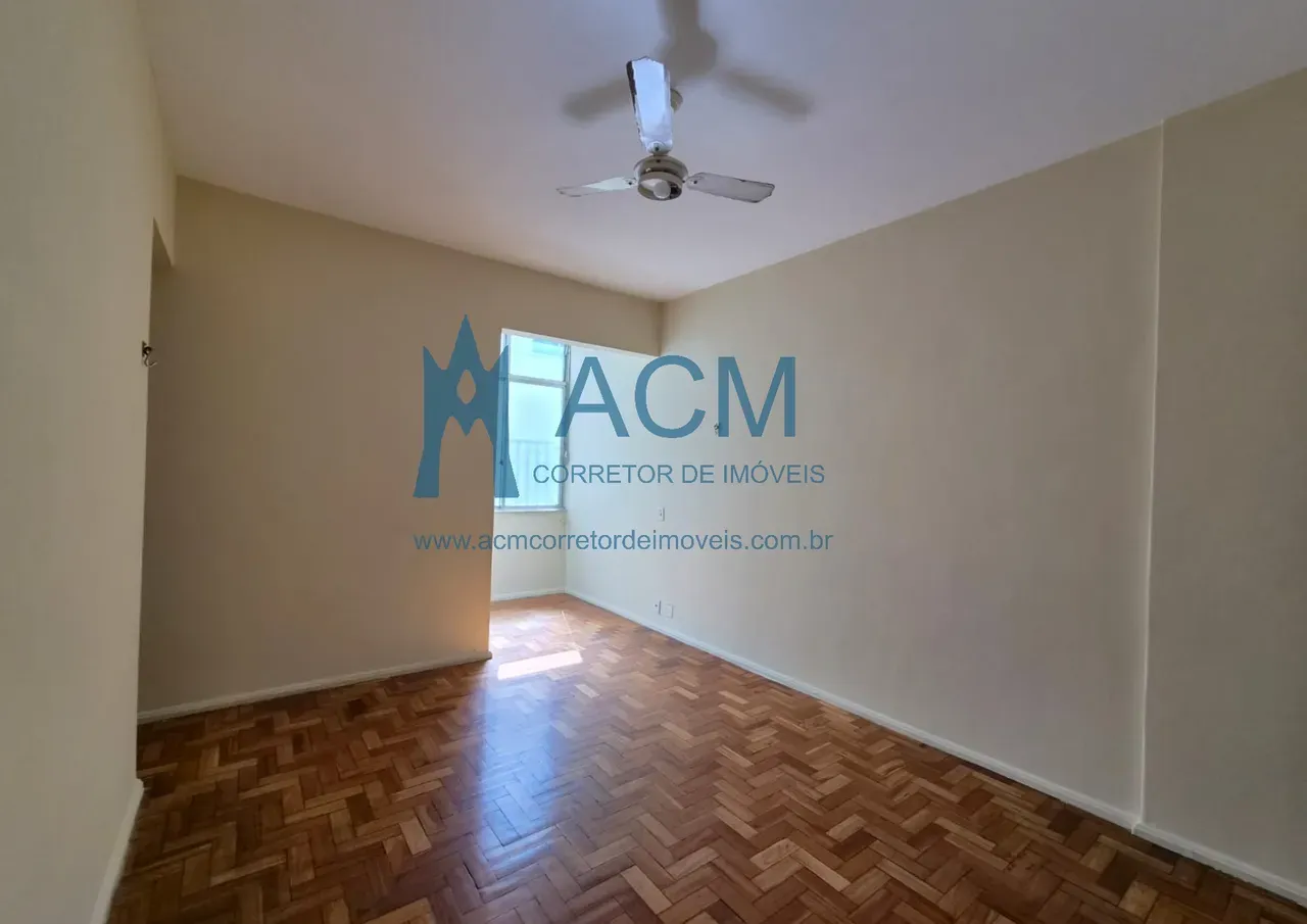 Wood or laminate floors in a one-bedroom apartment, 52 m² — photo 6