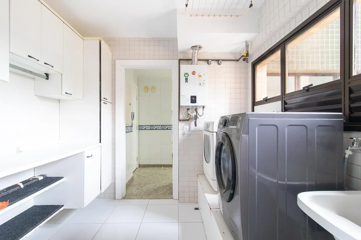 3-bedroom apartment with a bathtub in Curitiba — photo 17