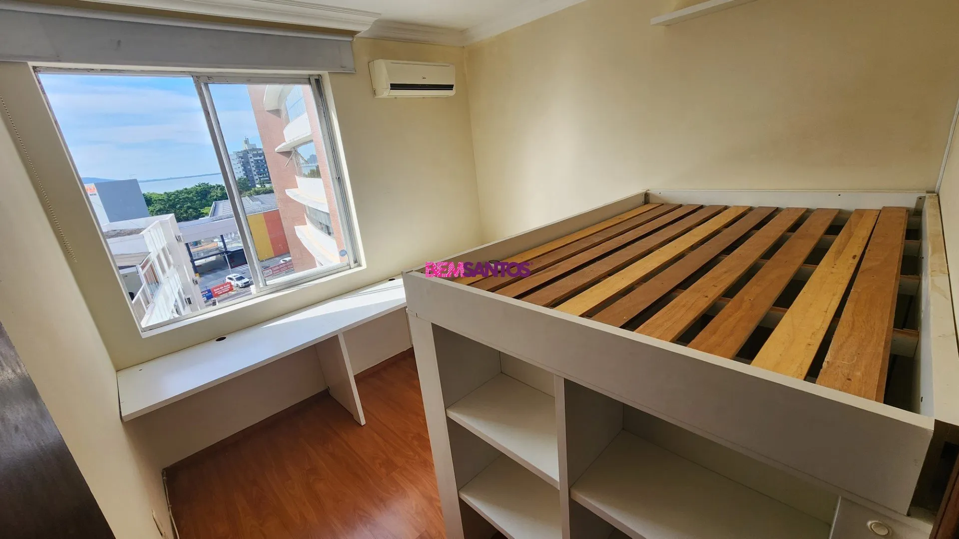 Furnished 4-bedroom apartment with a balcony — photo 26