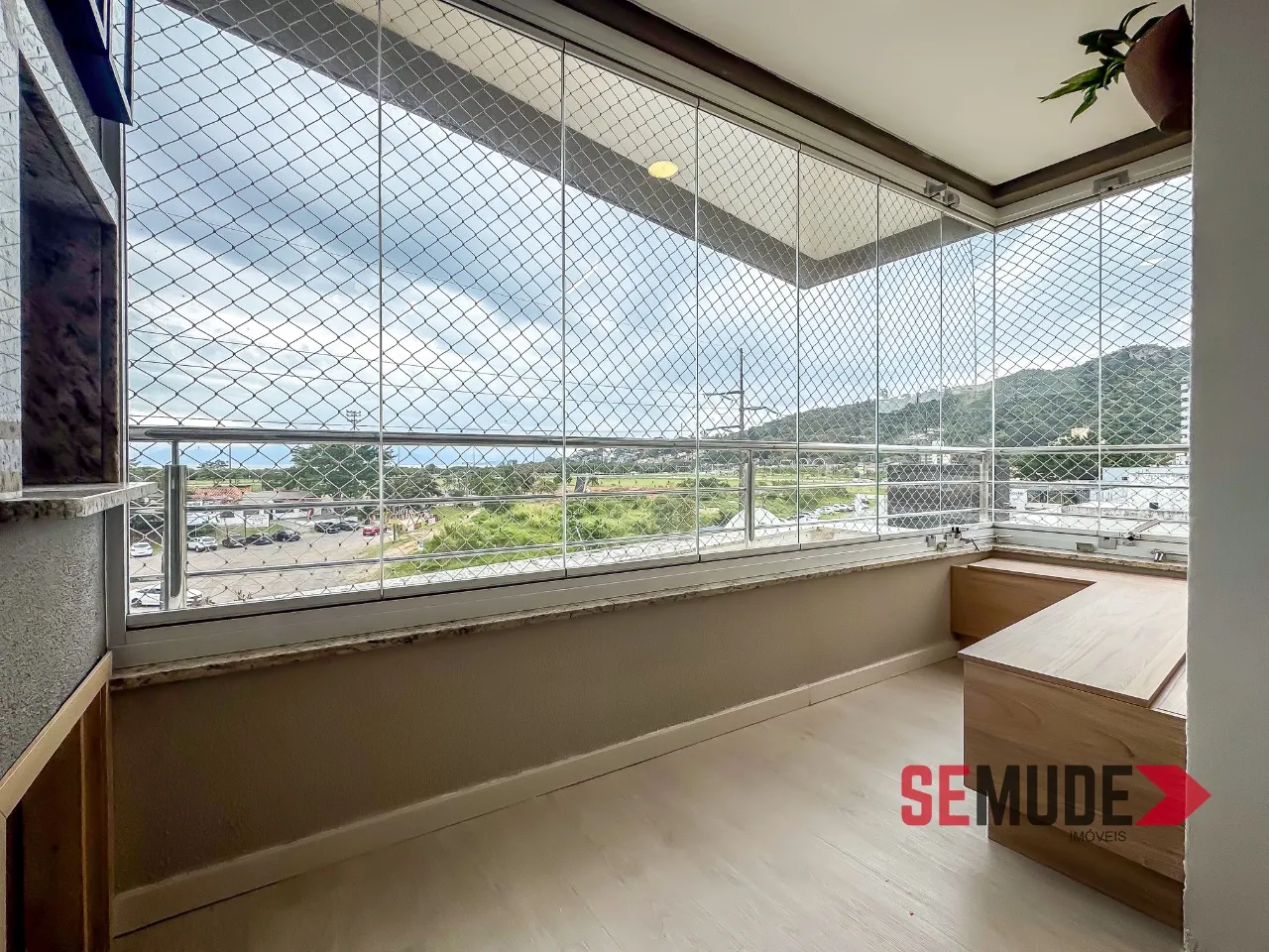 Balcony with a grill in a 2-bedroom apartment, 66 m² — photo 5
