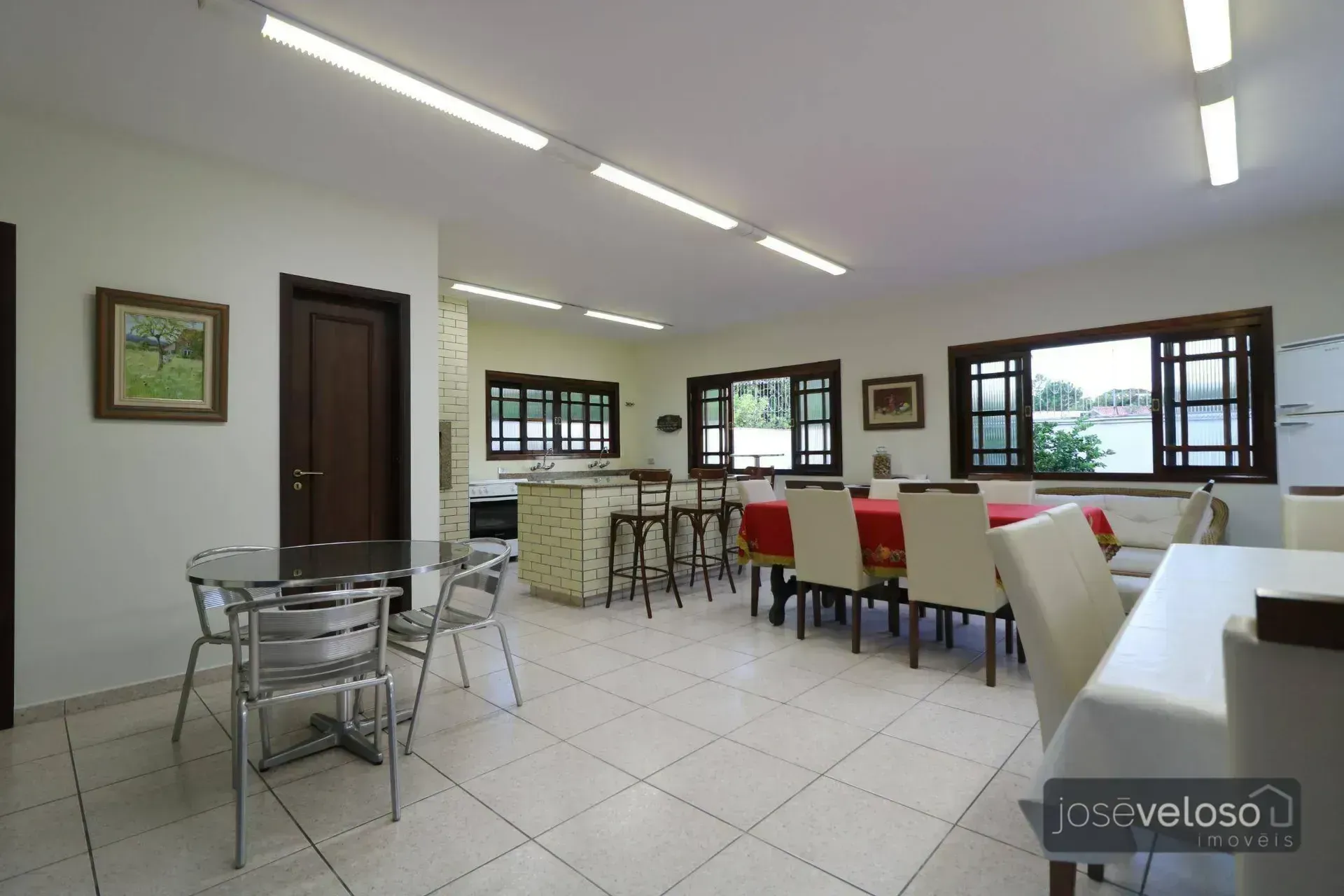 842 m² house with 6 bedrooms and a gas stove — photo 26