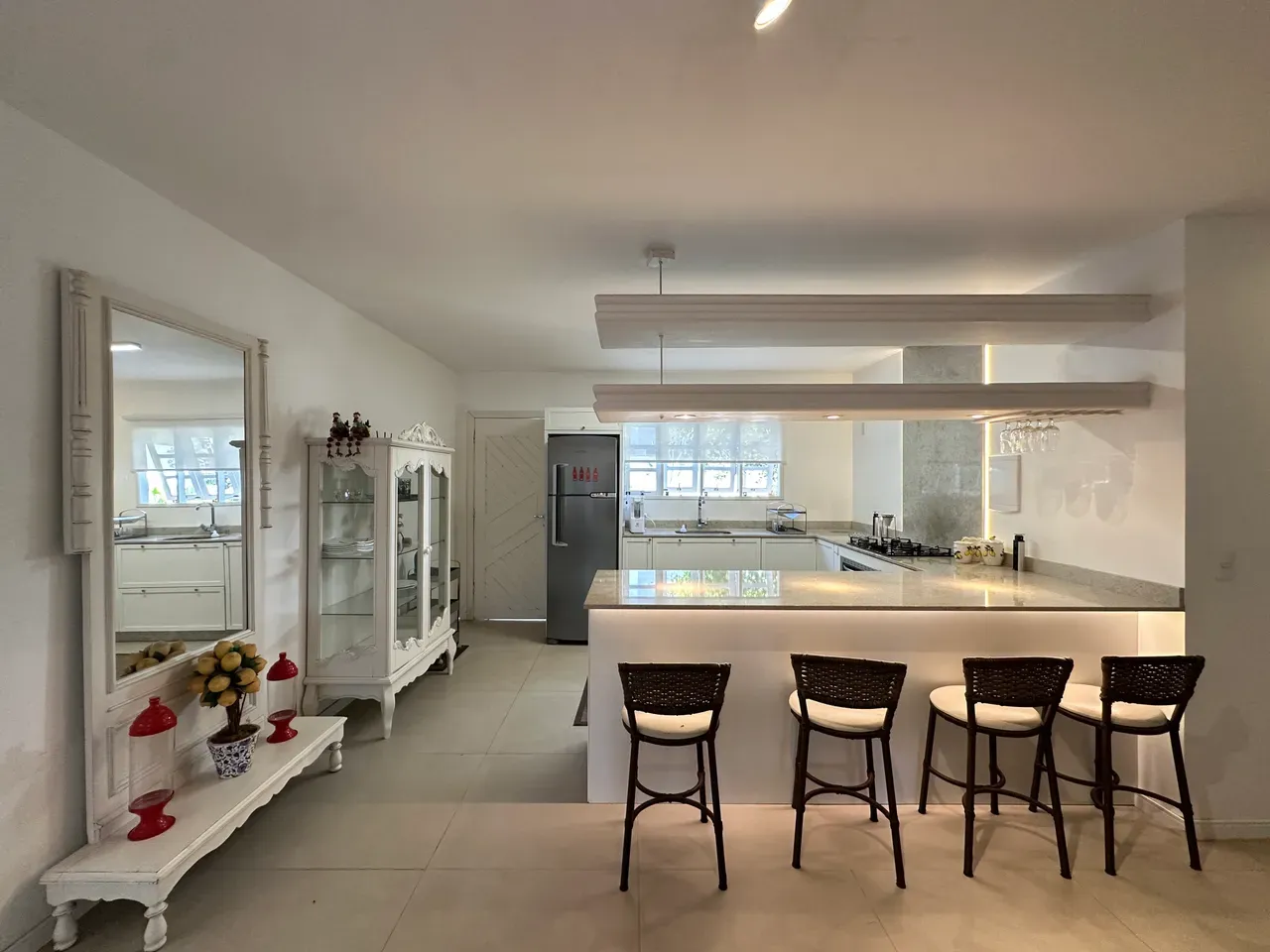 Casa de 320 m² com janelas do piso ao teto e lareira — photo 12