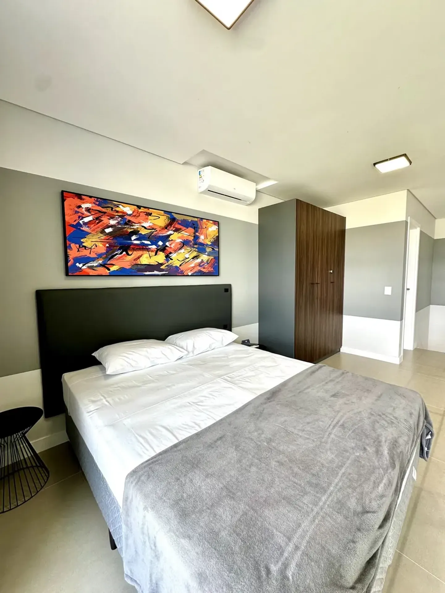 One-bedroom apartment with floor-to-ceiling windows — photo 5