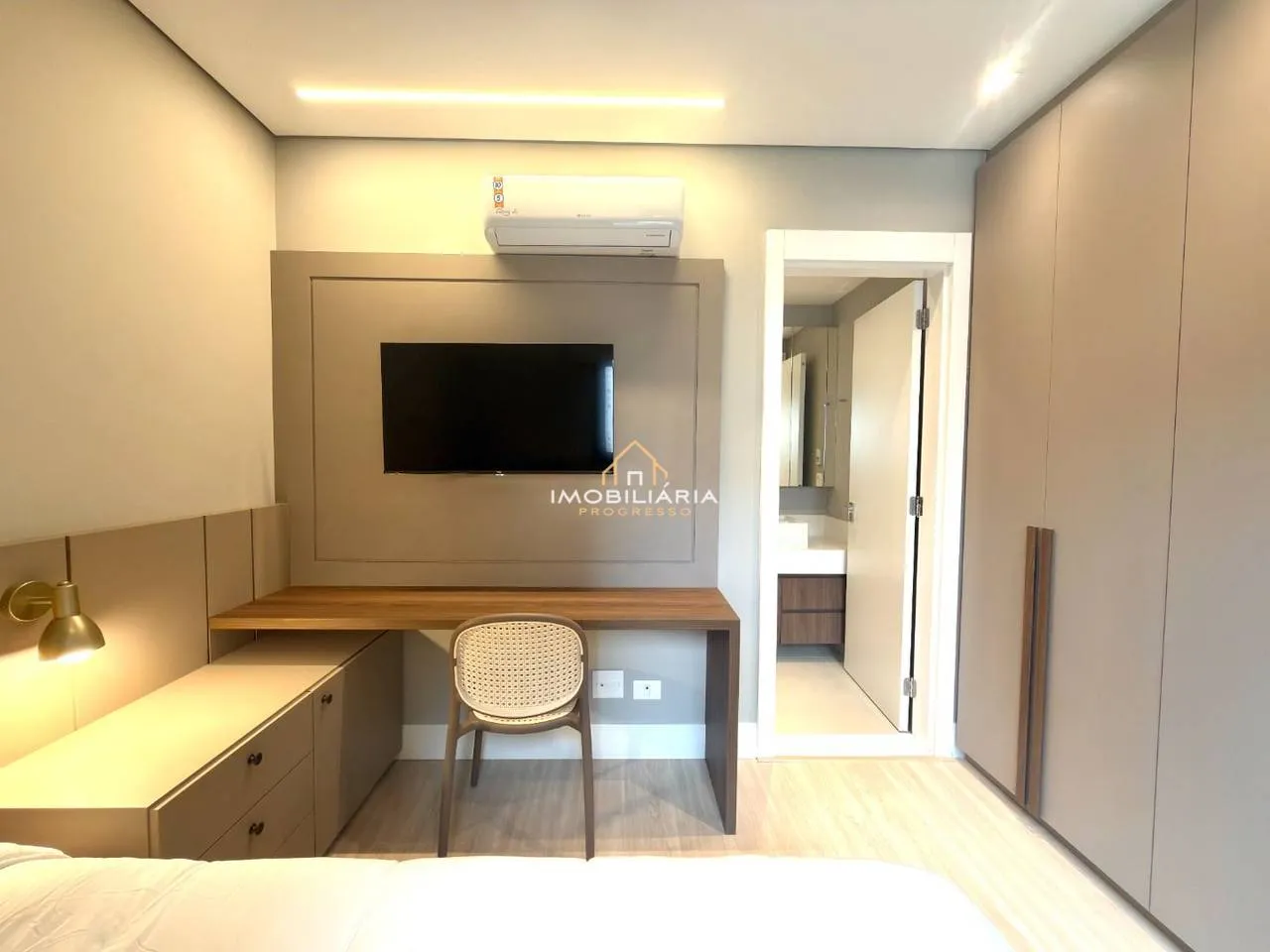 Floor-to-ceiling windows in a 3-bedroom apartment, 138 m² — photo 3