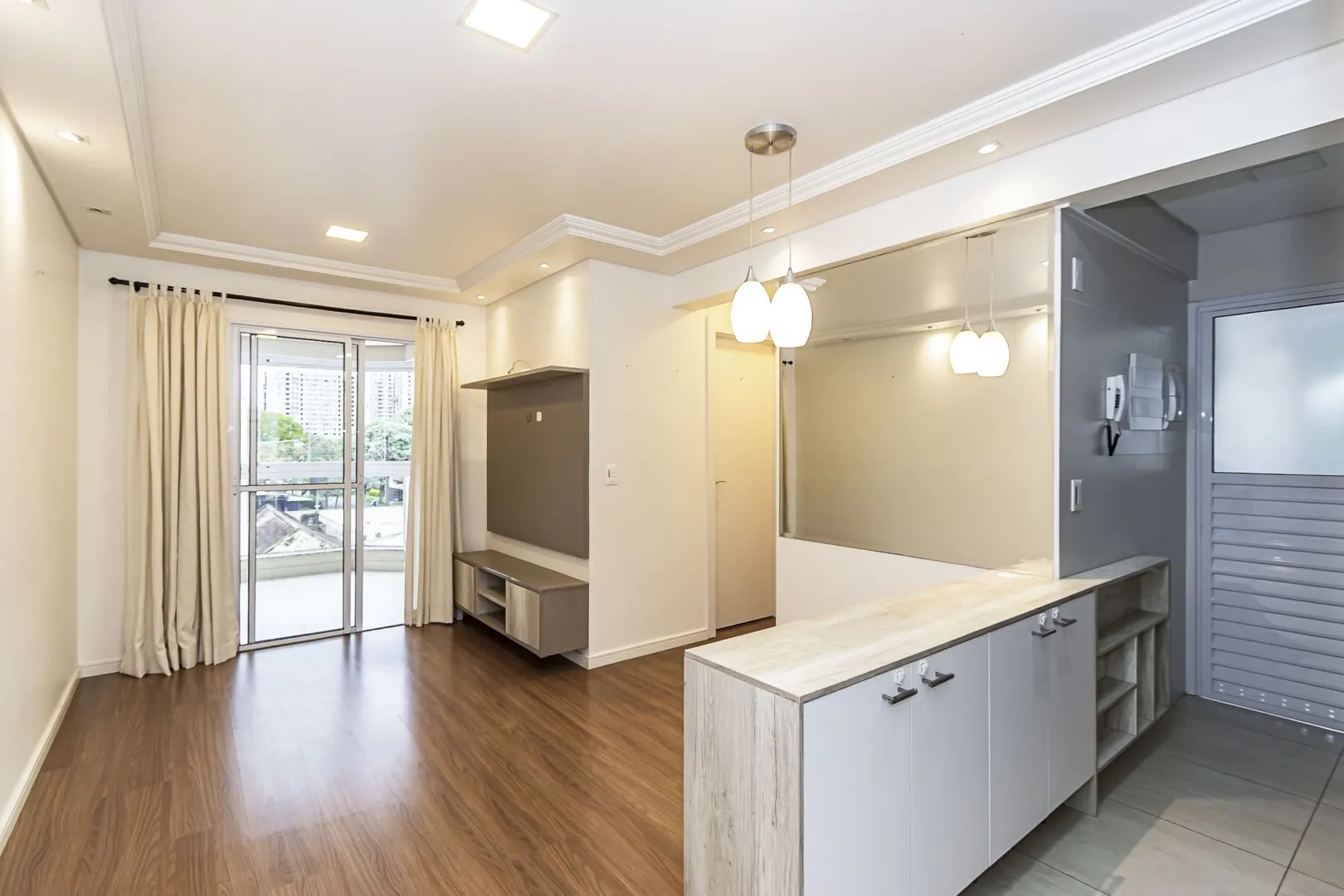 Balcony with a grill in a 2-bedroom apartment, 59 m²