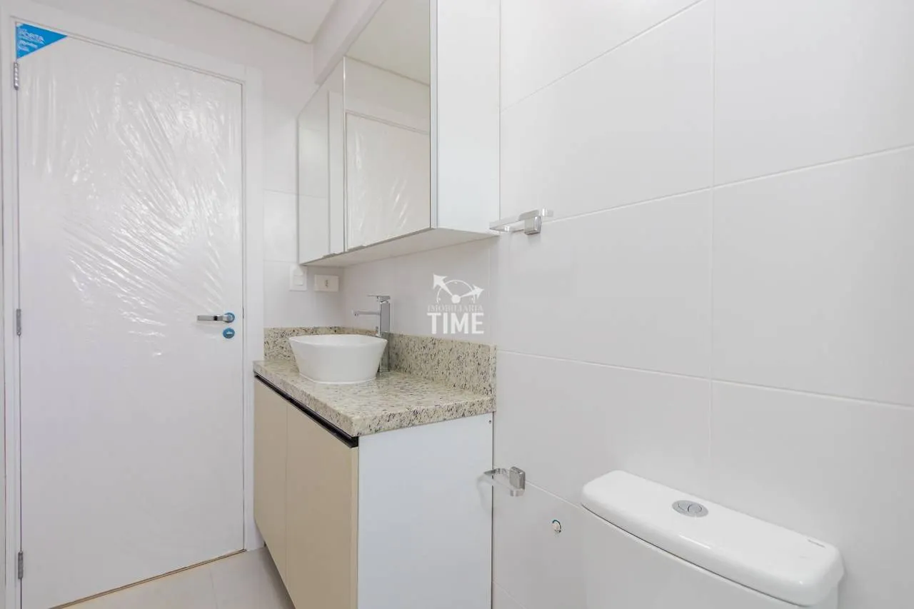 Balcony with a grill in a 3-bedroom apartment, 107 m² — photo 24