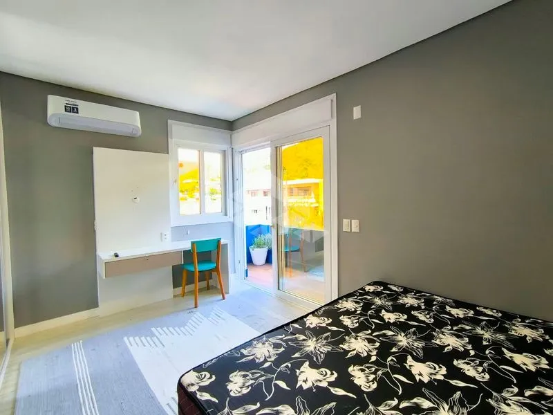 4-bedroom house with floor-to-ceiling windows — photo 47
