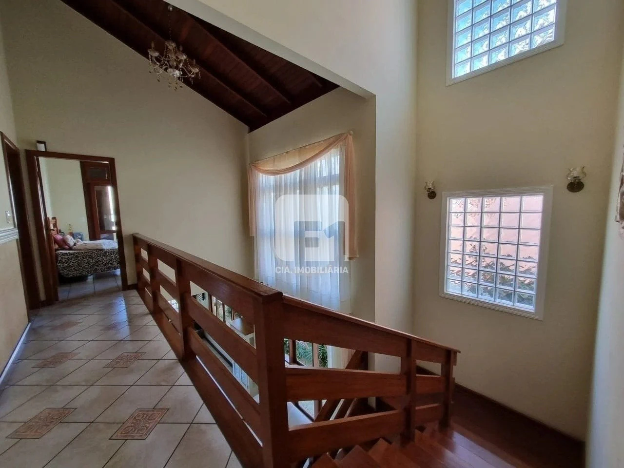 Casa de 5 dormitorios con balcón cerrado con vidrio — photo 19