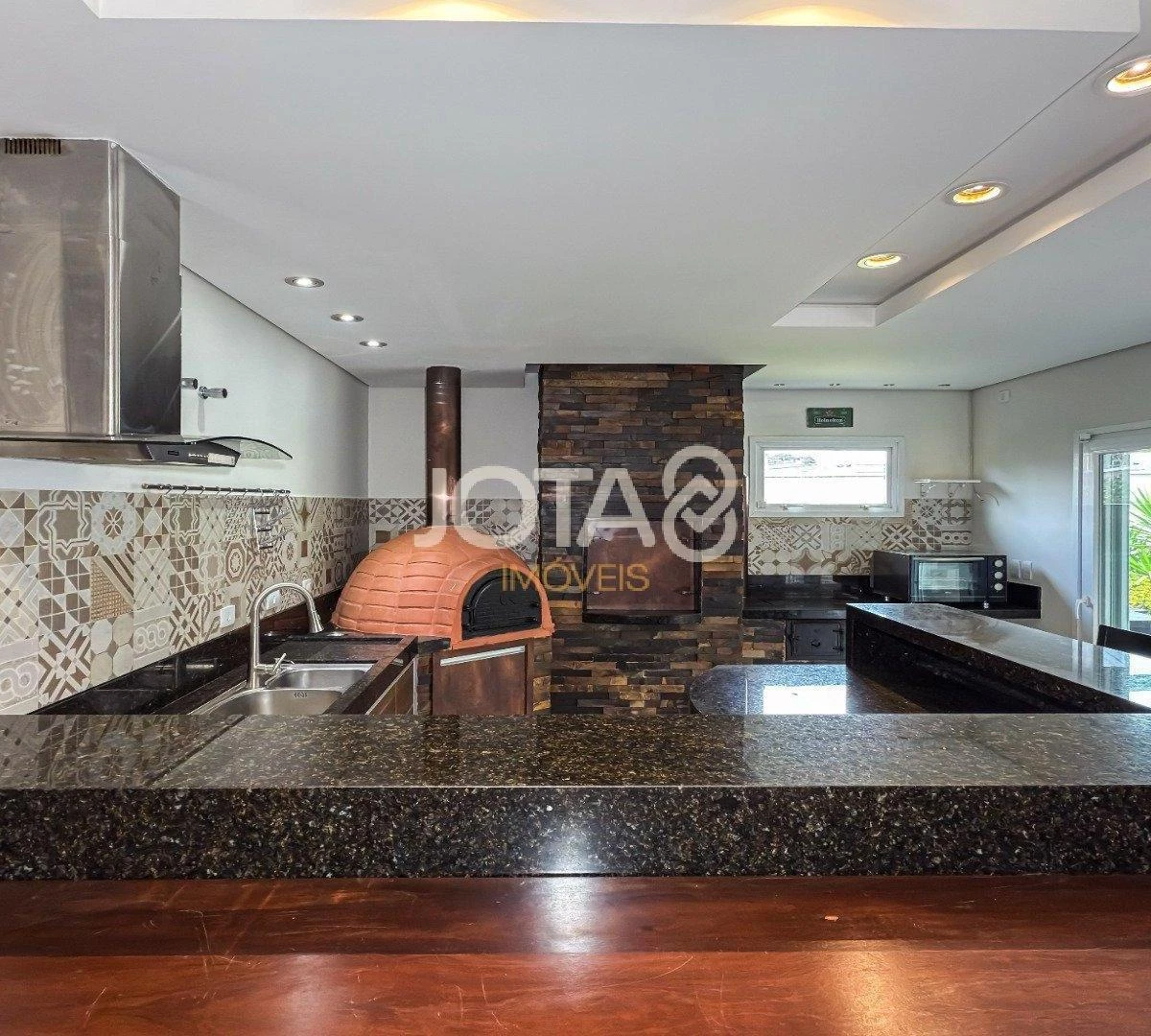 4-bedroom house with floor-to-ceiling windows — photo 26