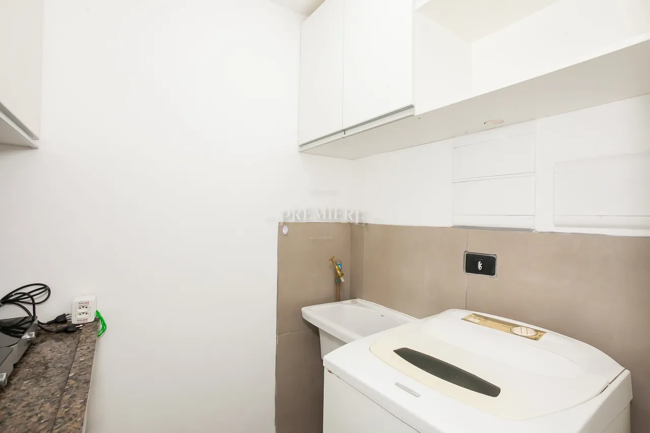 Estudio con cocina abierta y muebles empotrados — photo 13