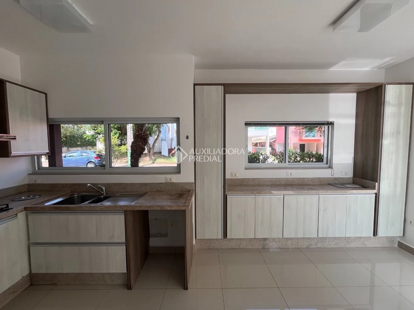 Floor-to-ceiling windows in a 3-bedroom house, 220 m² — photo 18