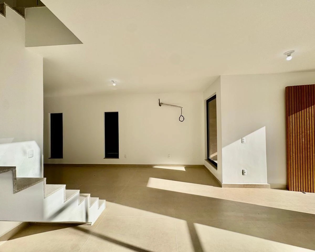 House, 240 m², with a glass-enclosed balcony — photo 20