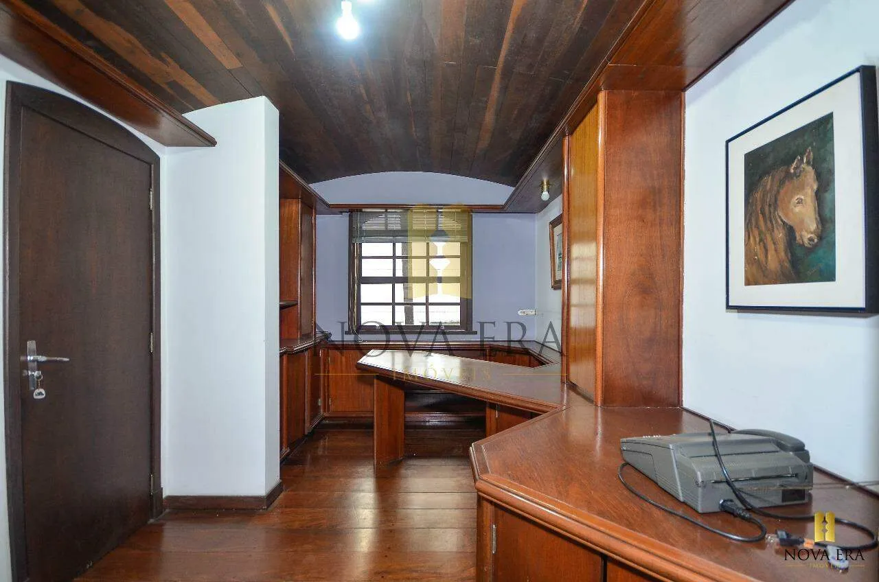 Casa de 302 m² com lareira e varanda gourmet
