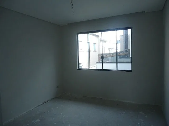 4-bedroom house with a walk-in closet — photo 14