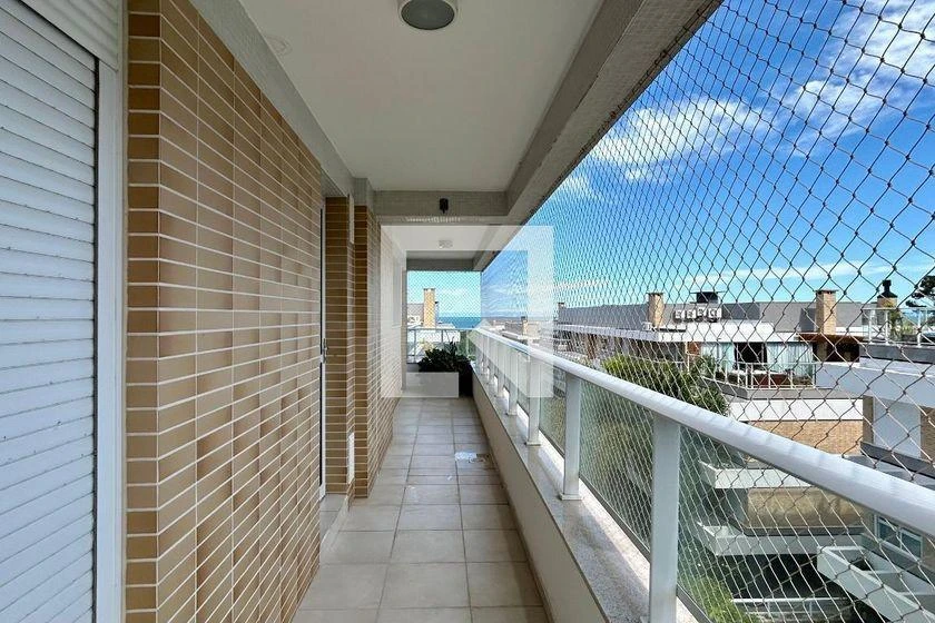 Furnished apartment, 196 m², with a glass-enclosed balcony — photo 13