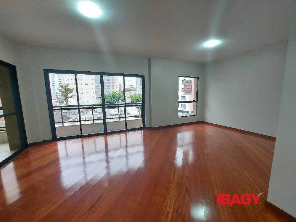 4-bedroom apartment with 2 en-suite baths and enclosed kitchen — photo 5