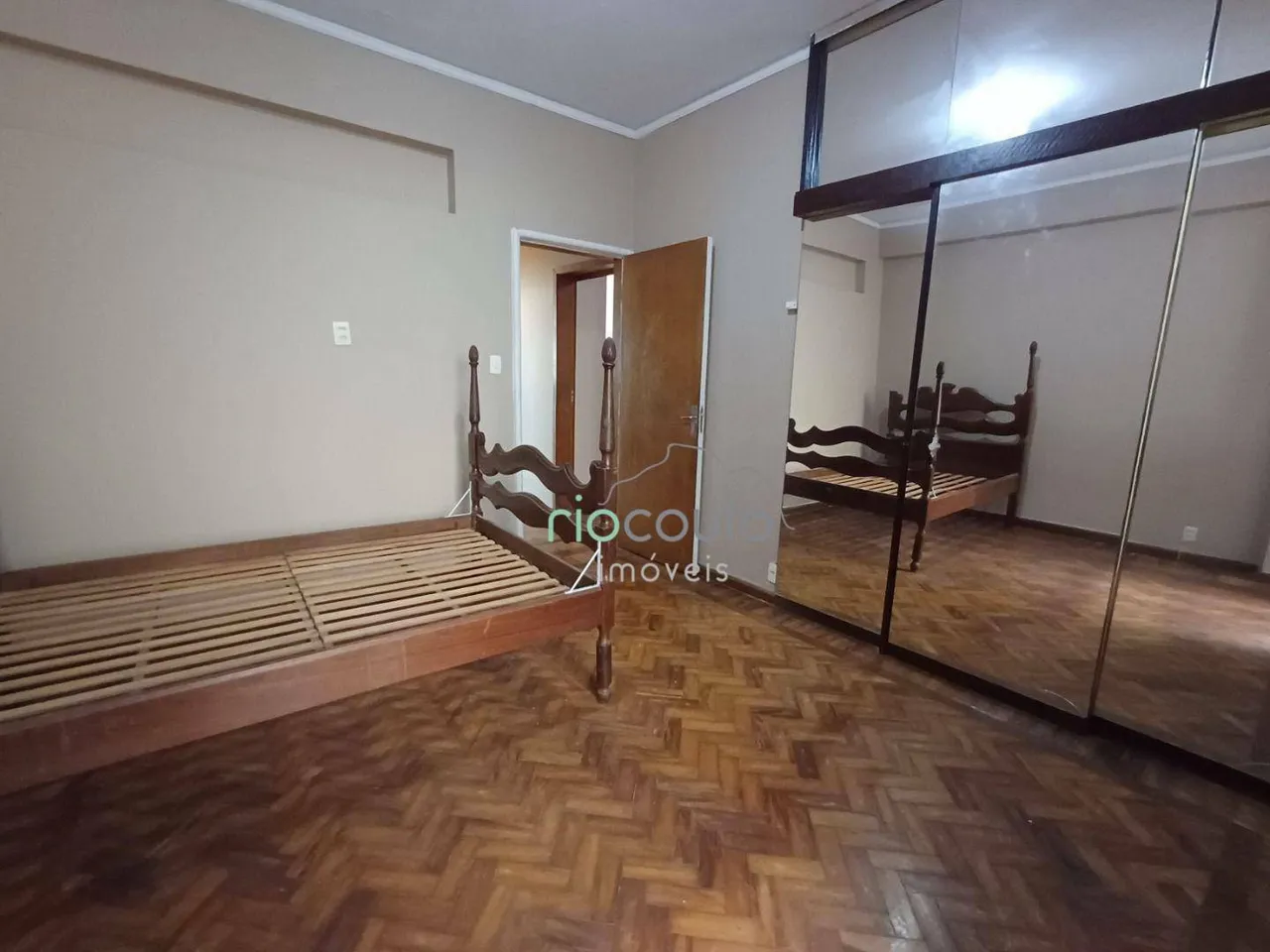 Apartamento com 3 dormitórios e piso de madeira — photo 19