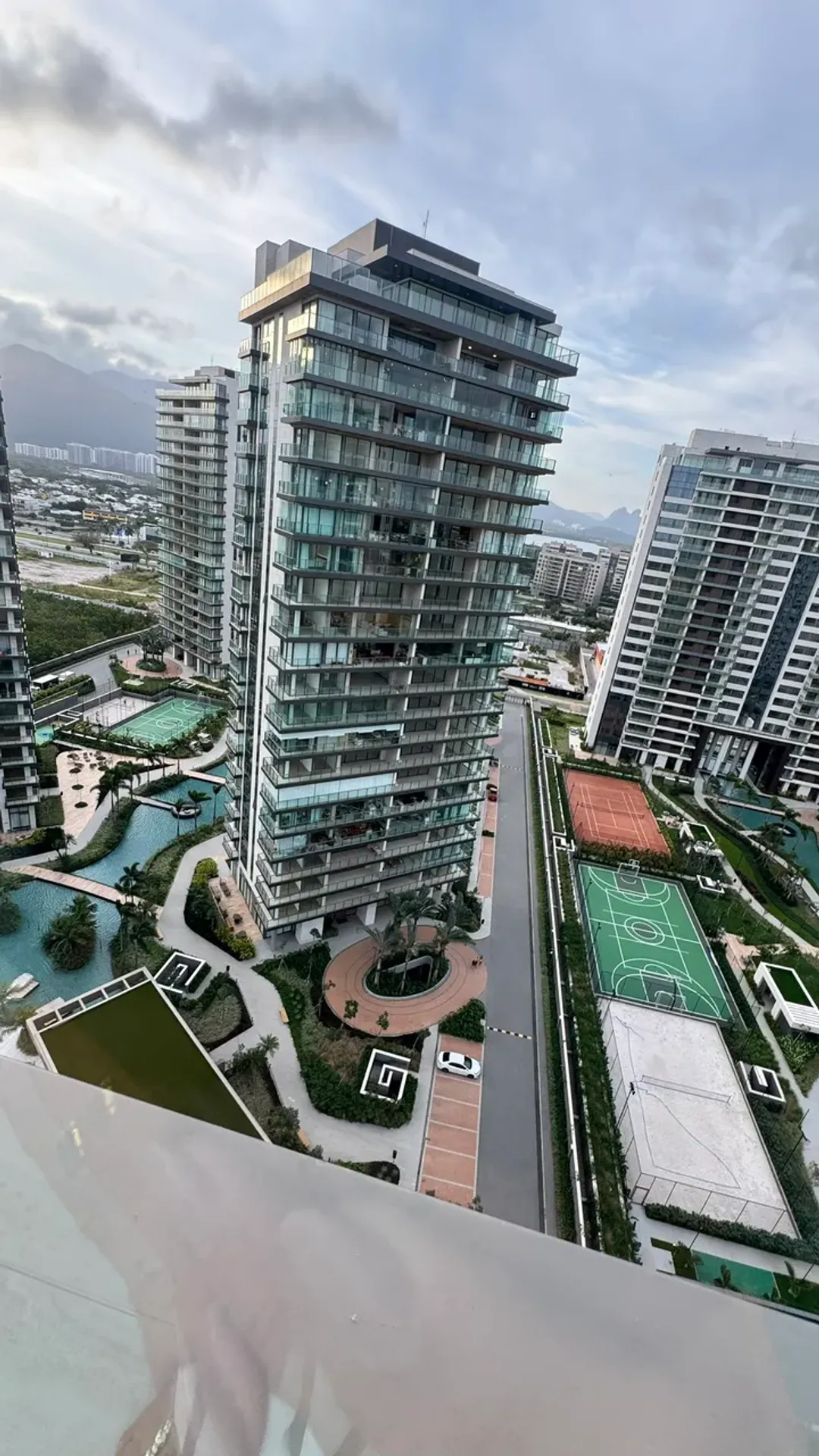 Apartment with 4 bedrooms, 5 bathrooms and enclosed balcony — photo 43