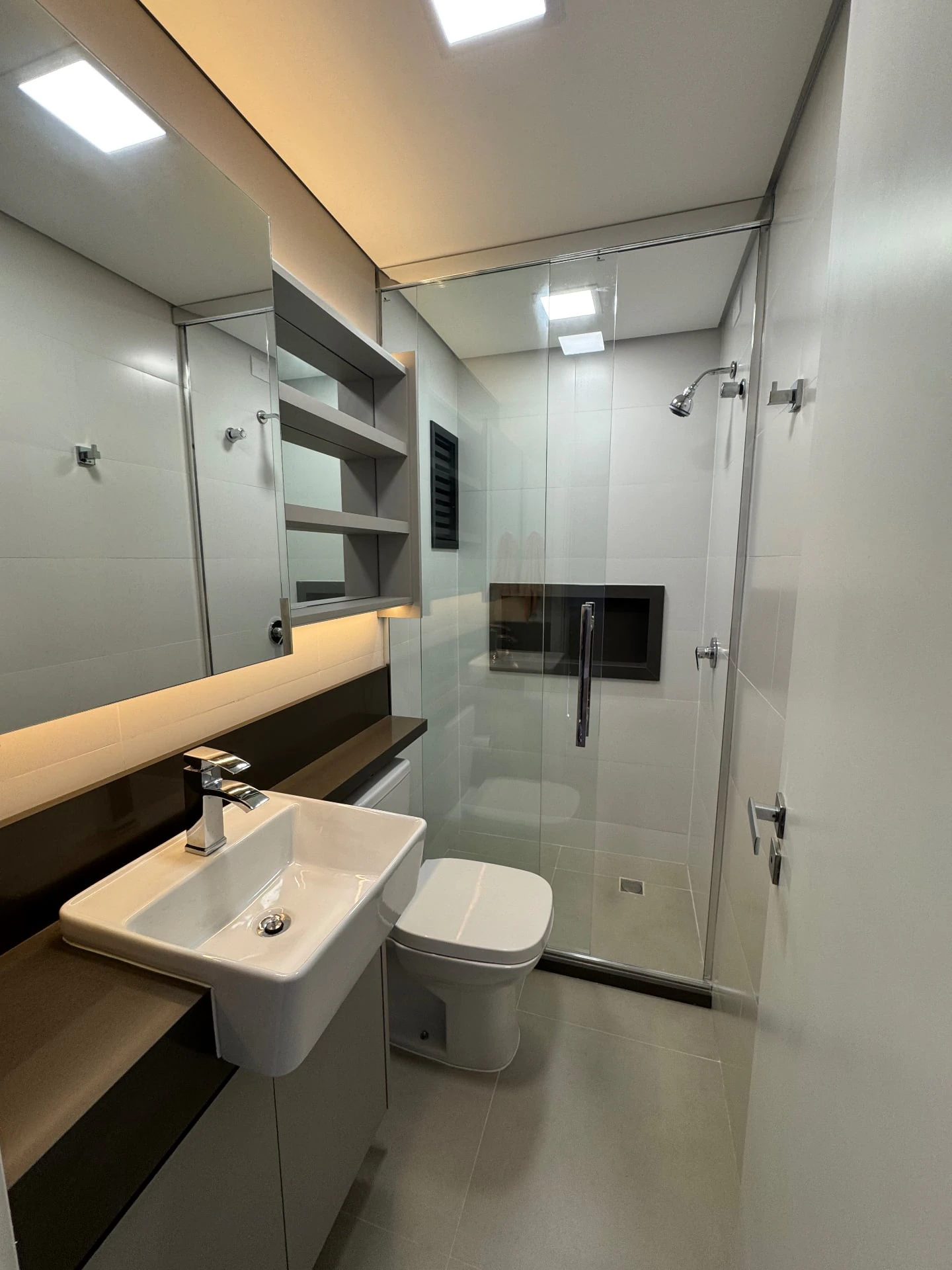 Furnished 1-bedroom apartment with an open-plan kitchen — photo 4