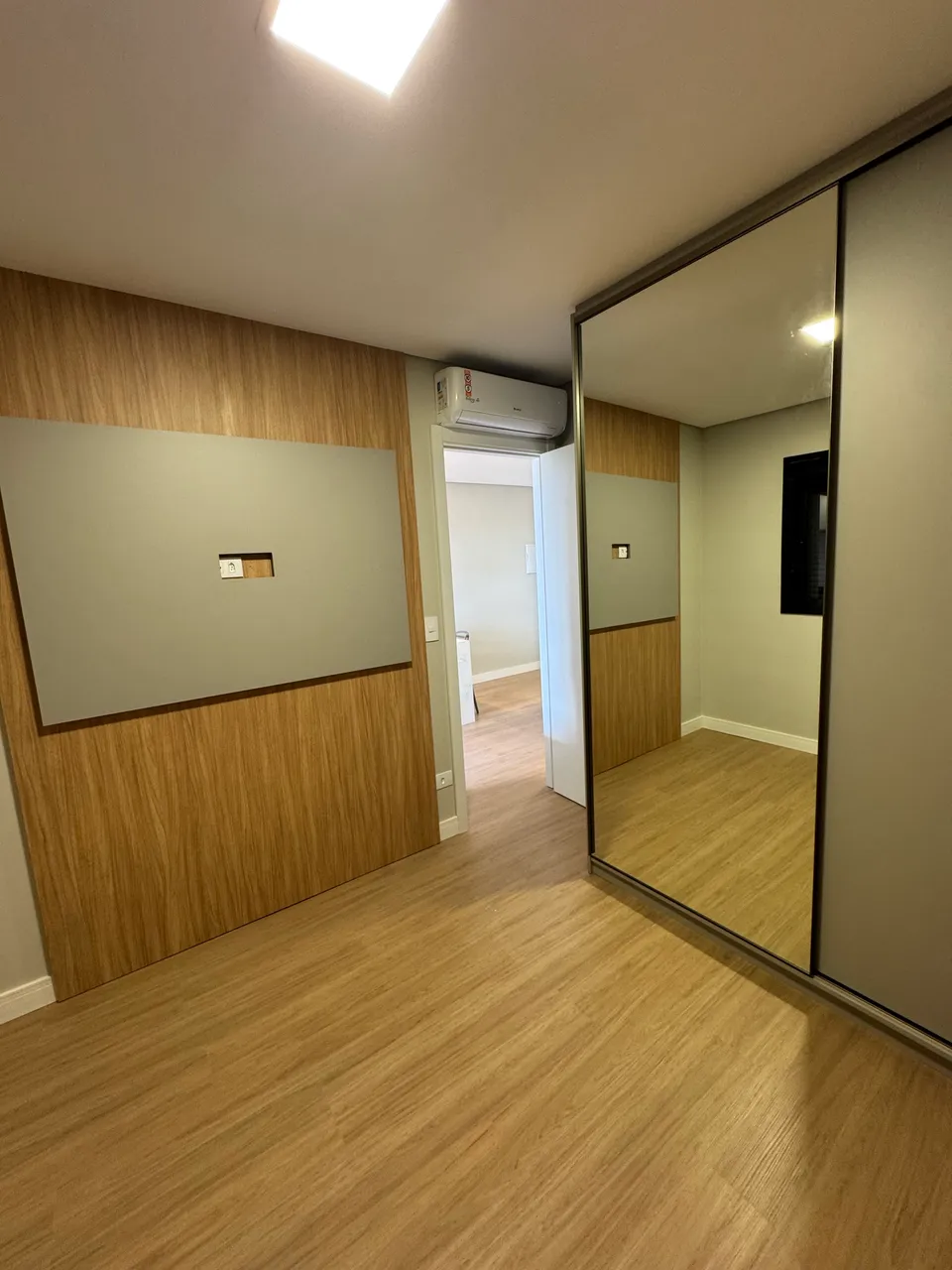One-bedroom apartment in a building with a gym — photo 16