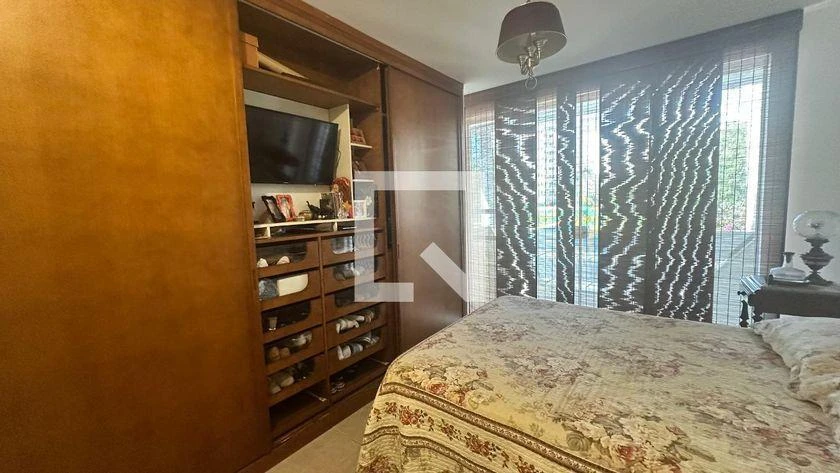 Walk-in closet in a 5-bedroom house, 250 m² — photo 10