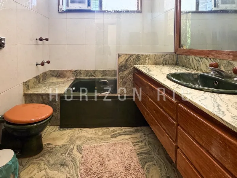 Furnished house, 800 m², with a bathtub — photo 22