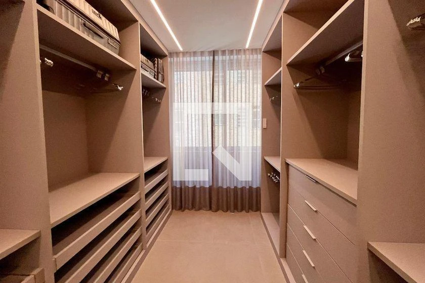 Apartamento de 150 m² com closet e janelas do piso ao teto — photo 36