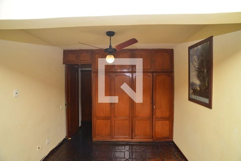 4-bedroom apartment with wood or laminate floors — photo 5