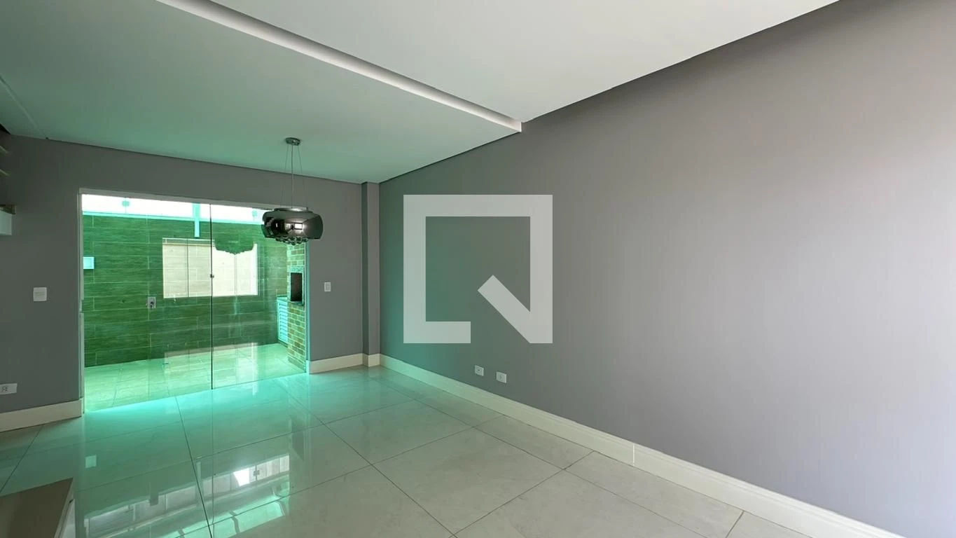 3-bedroom house with a glass-enclosed balcony in Curitiba — photo 35