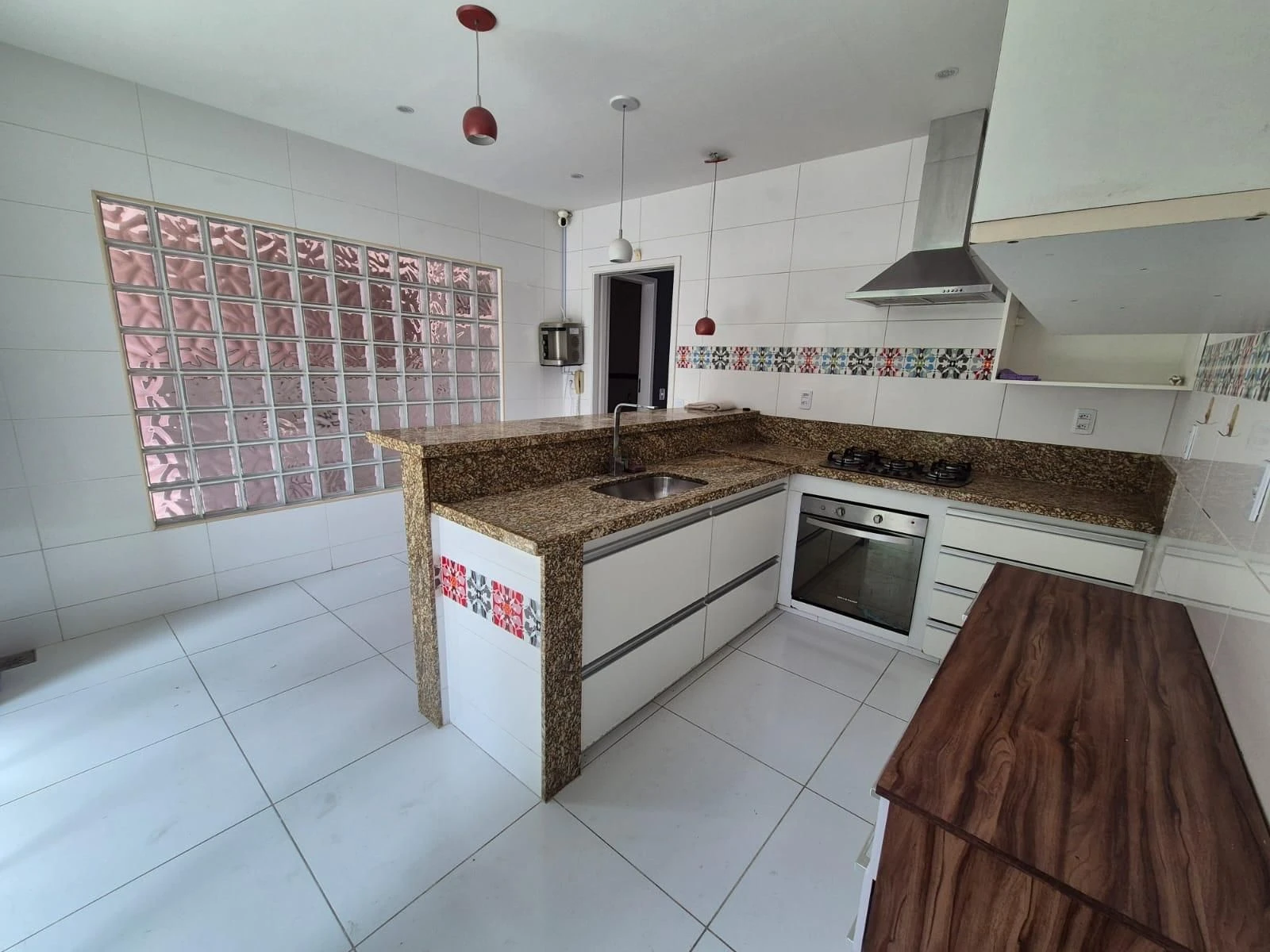 Unfurnished house with 5 bedrooms and integrated kitchen — photo 2