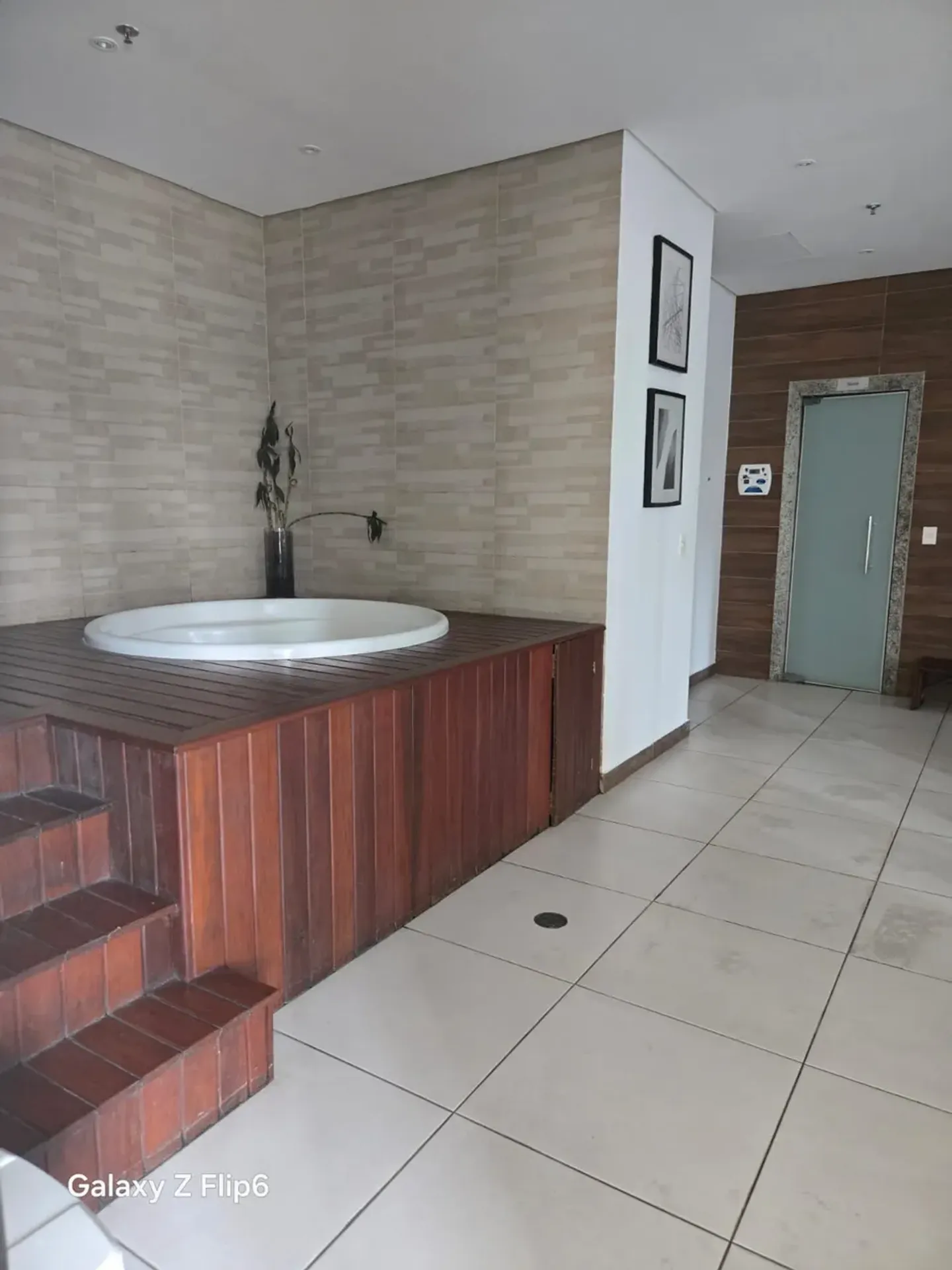 One-bedroom apartment in a building with a sauna — photo 12