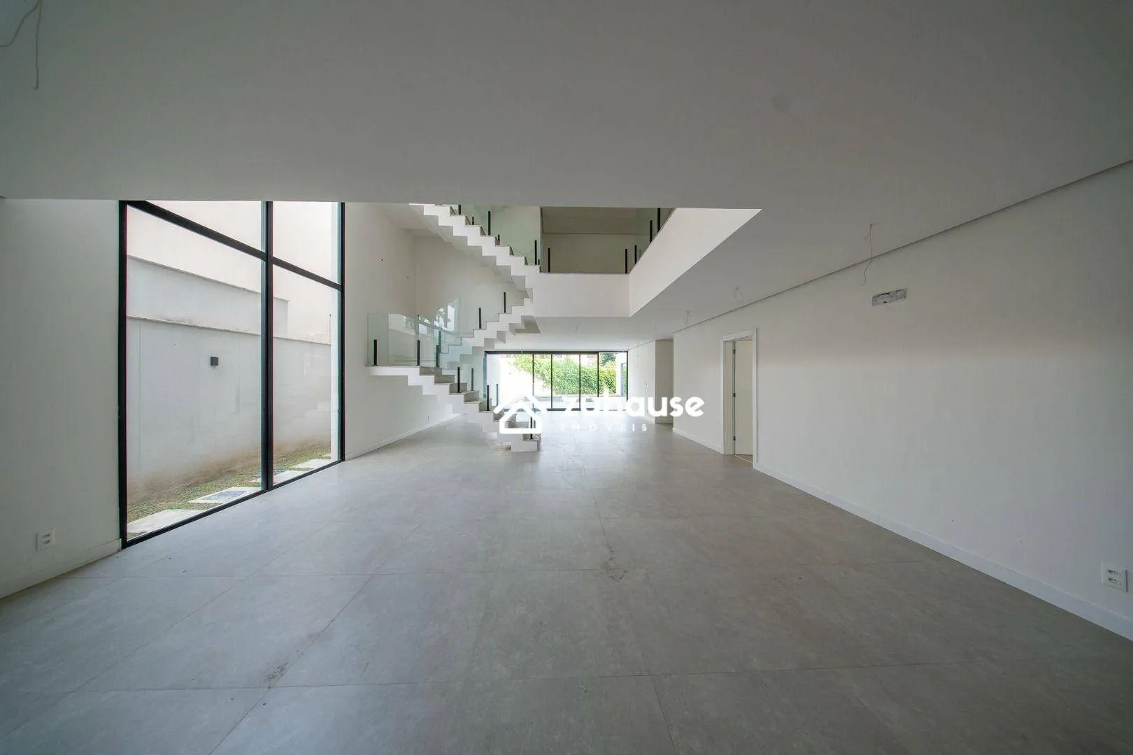 House with 5 bedrooms and an open-plan kitchen — photo 18