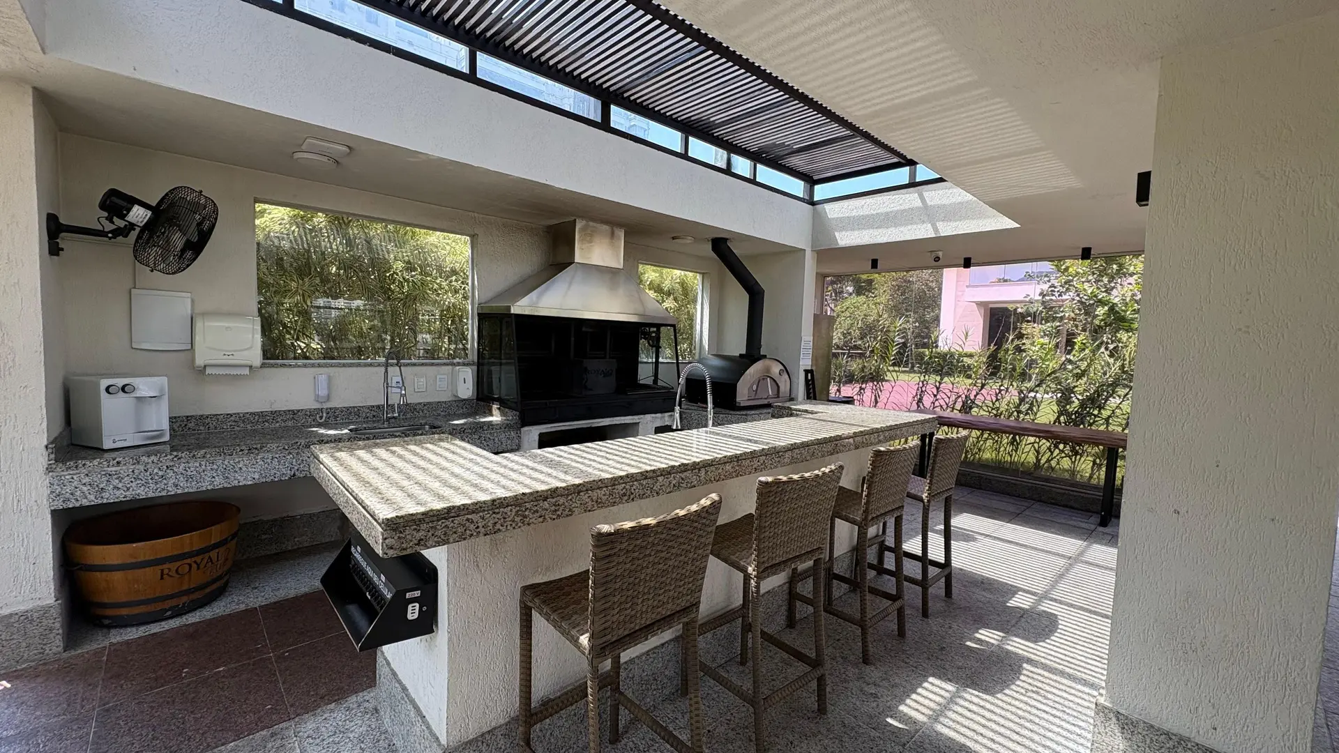 Jacuzzi in a 5-bedroom apartment, 217 m² — photo 66
