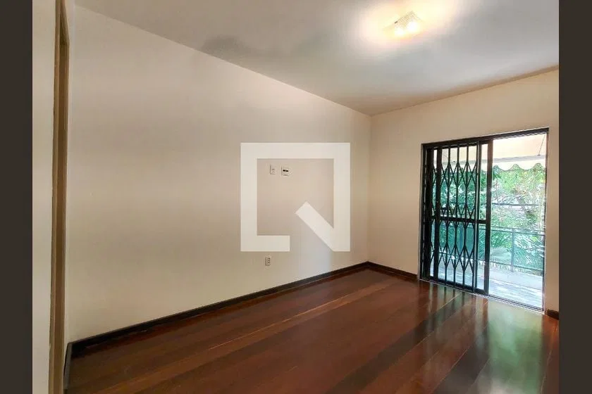 House with 5 en-suite bedrooms, 285 m² and parking — photo 9