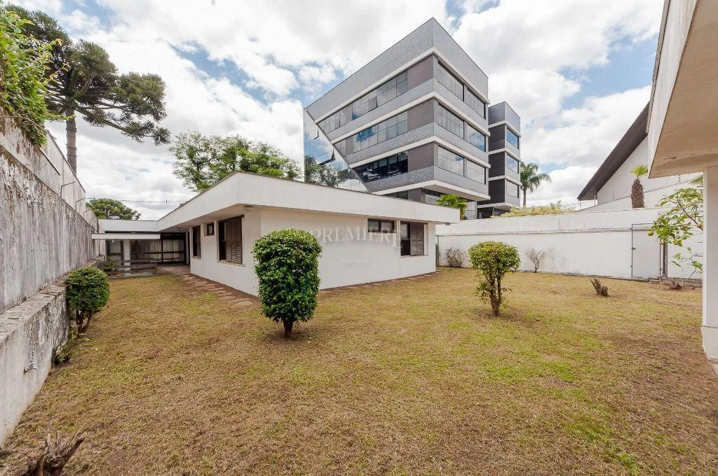 Casa comercial de 500 m² com 4 salas e 5 banheiros