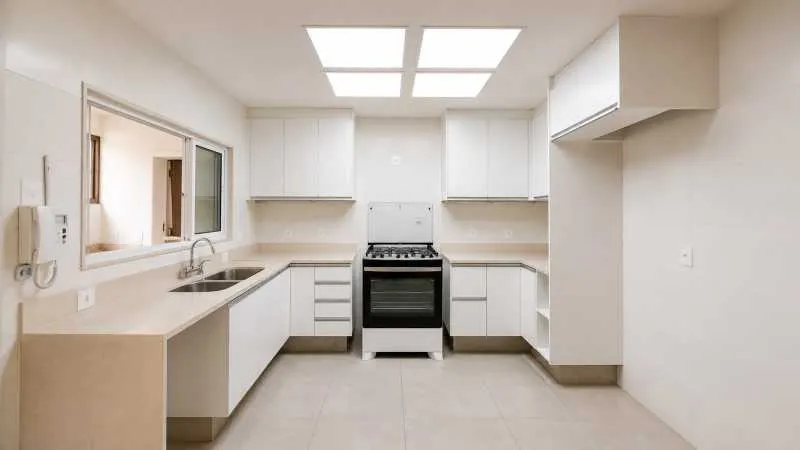 260 m² unfurnished apartment with balcony and 3 bedrooms — photo 27
