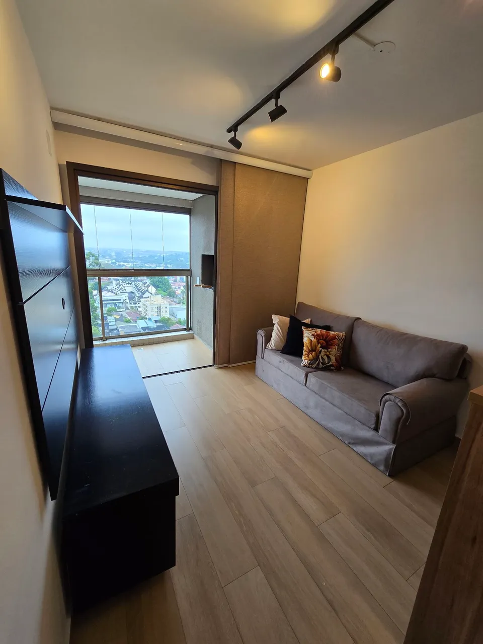 Glass-enclosed balcony in a one-bedroom apartment, 42 m² — photo 5
