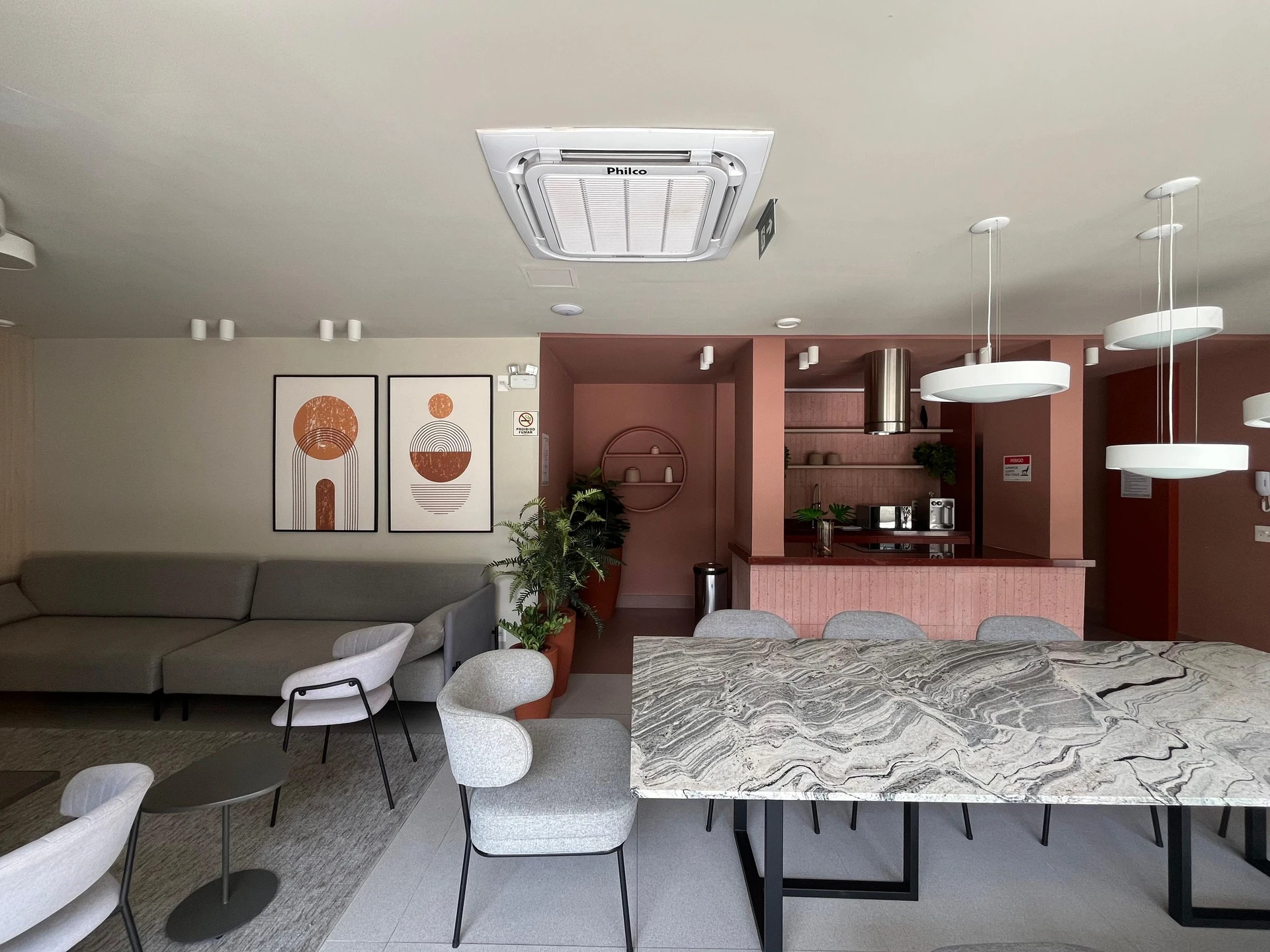 Furnished apartment, 89 m², with a glass-enclosed balcony — photo 3