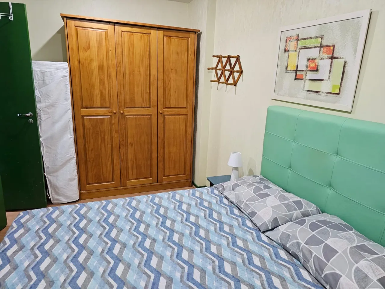 One-bedroom apartment with wood or laminate floors — photo 3
