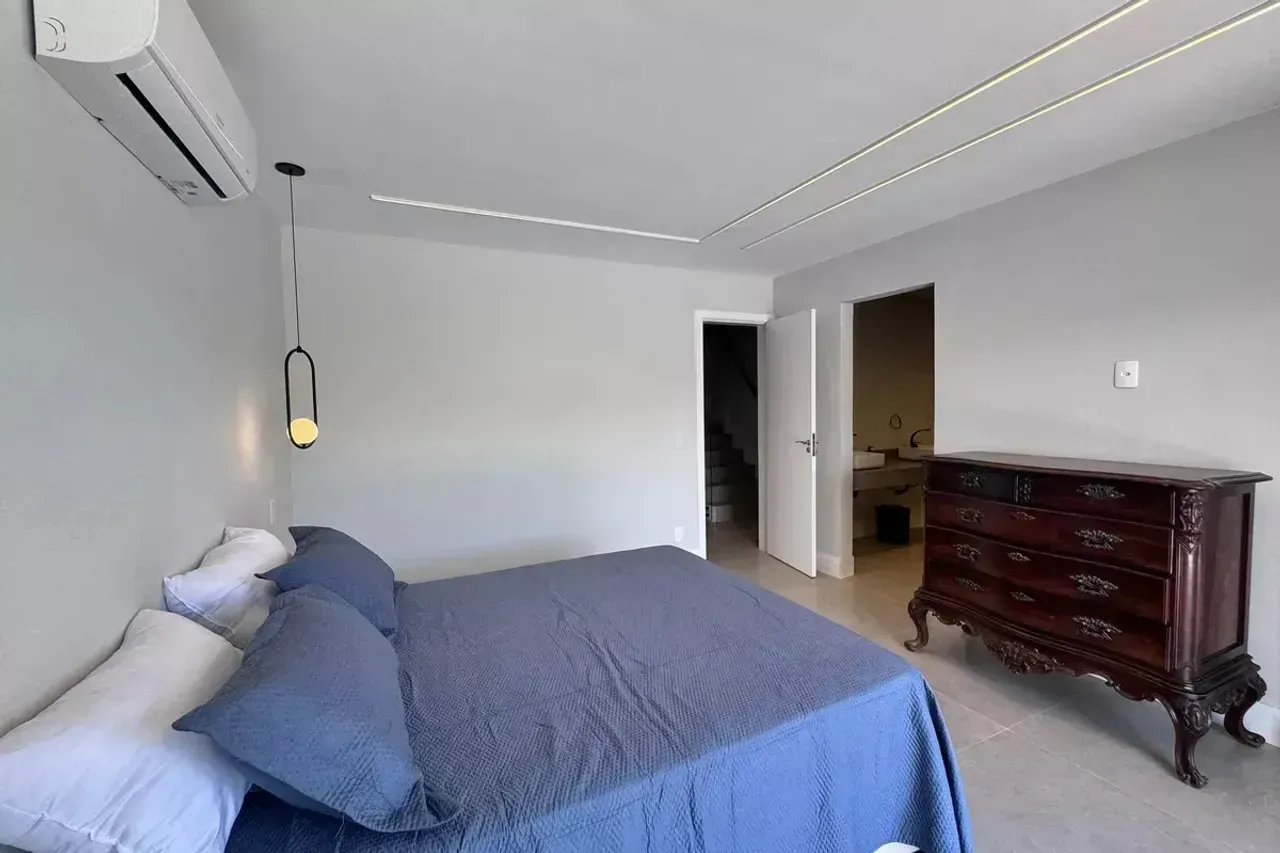 Casa de 4 dormitorios con ventanales de piso a techo — photo 3
