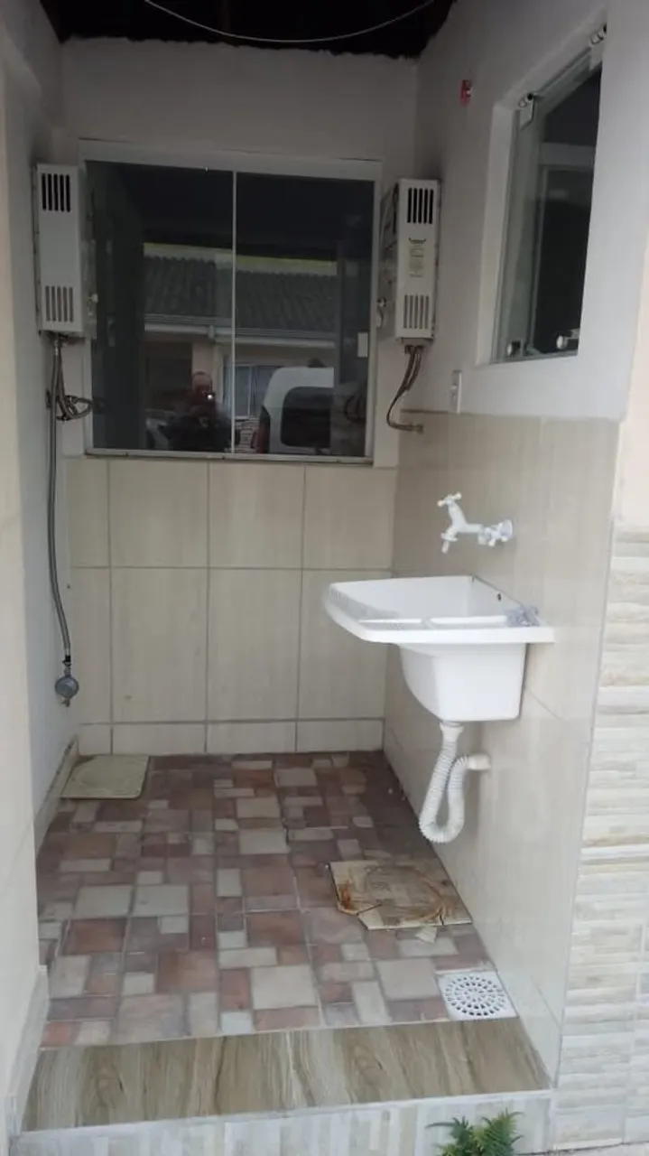 Estúdio sem mobília com cozinha aberta a gás e área de lavanderia — photo 9