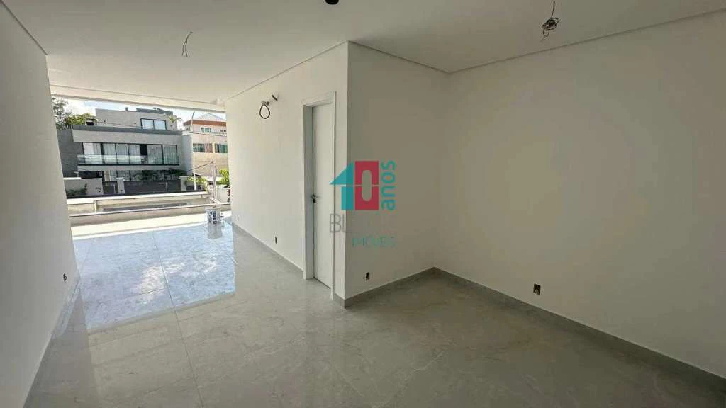 Casa com 5 suítes, 8 banheiros e 3 vagas para reformar — photo 29