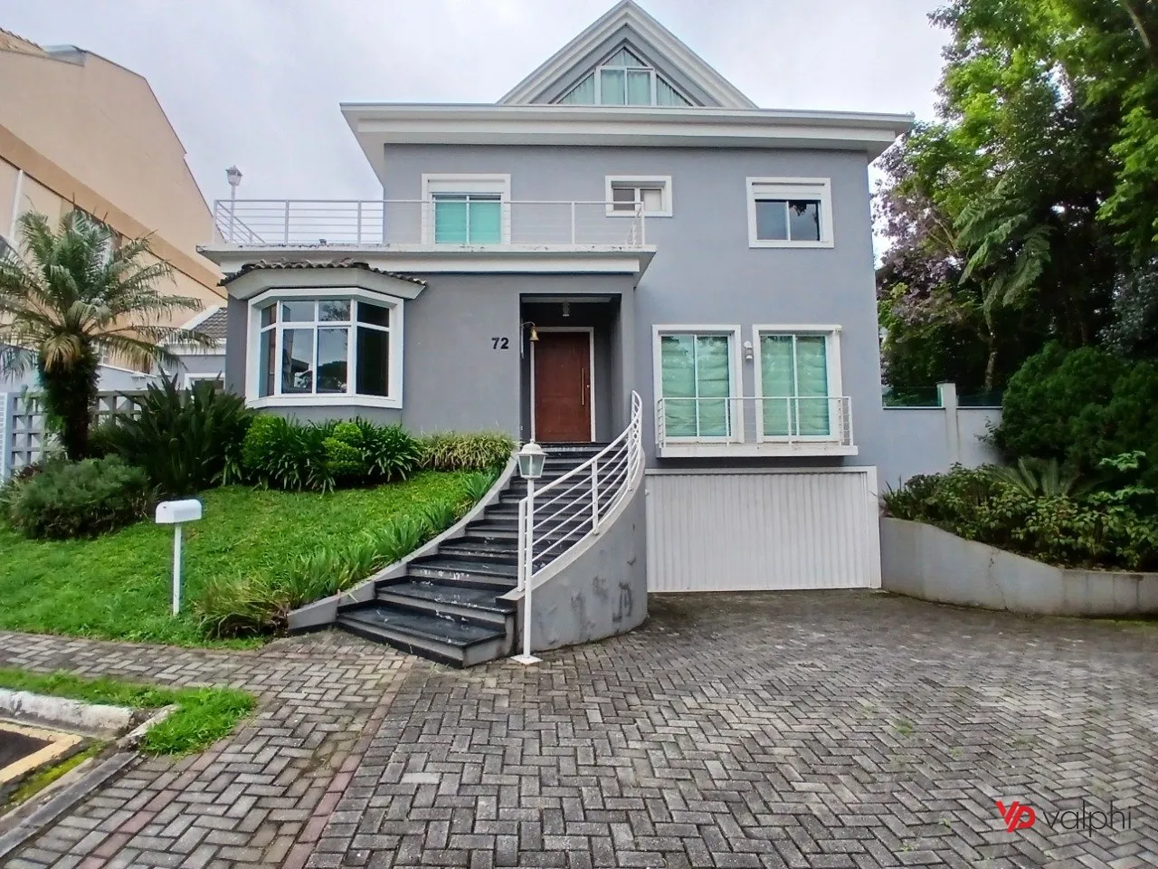 4-bedroom house with a grill on the balcony
