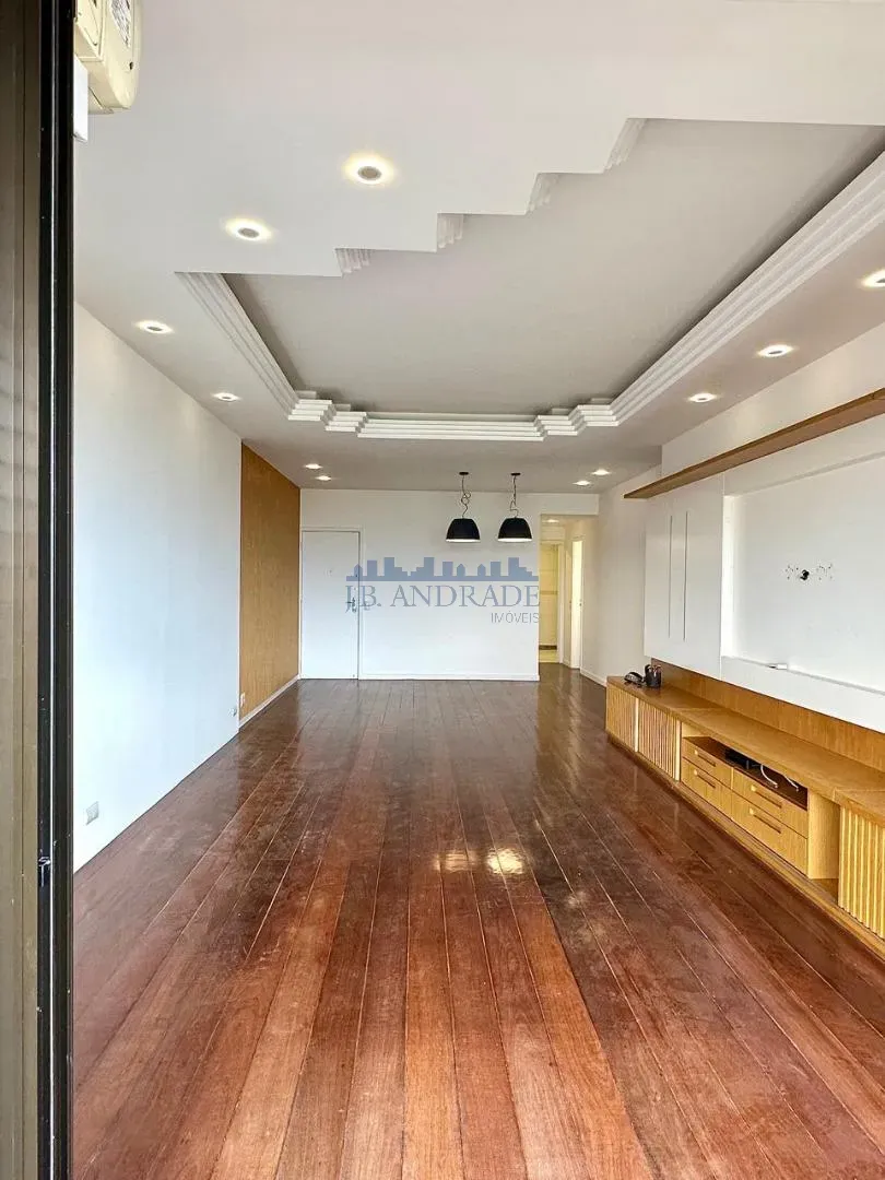 Glass-enclosed balcony in a 4-bedroom apartment, 197 m² — photo 16