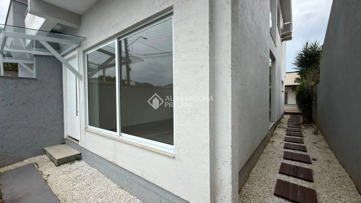 Balcony with a grill in a 4-bedroom house, 120 m² — photo 24