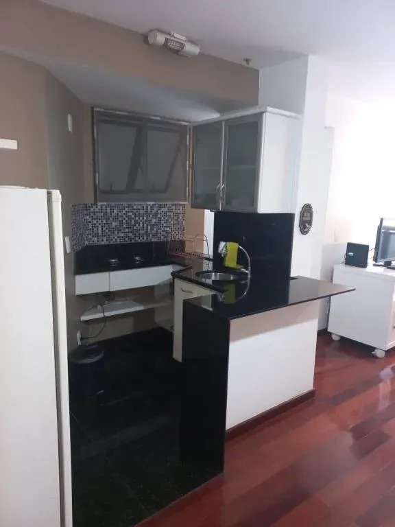 Furnished 1-bedroom apartment with glassed-in balcony — photo 22