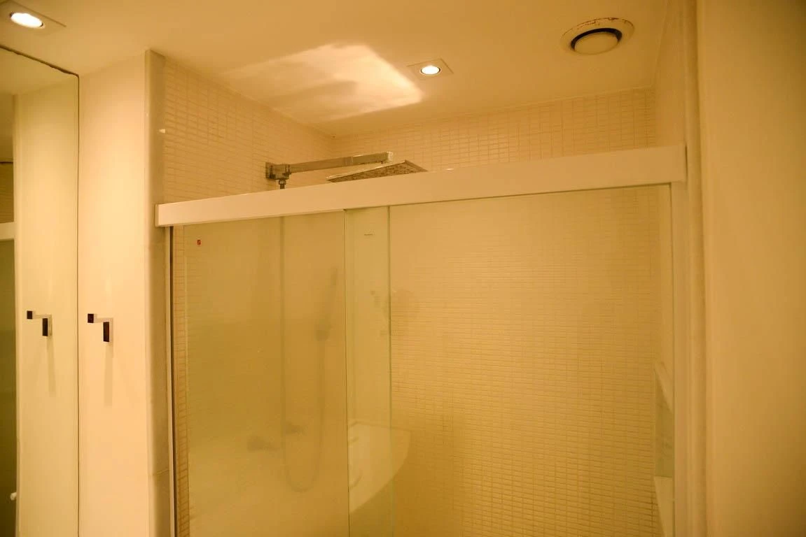 3-bedroom apartment with a glass-enclosed balcony — photo 41